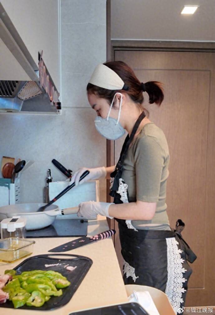 皇冠信用网登2_女子称穿瑜伽服上门做饭不是为流量:健身服是日常穿搭