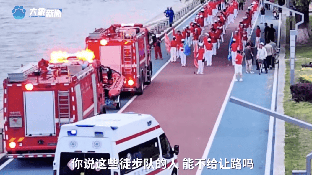 皇冠信用网占成代理_暴走团群主回应阻碍消防救护车通行:车辆属于备勤状态皇冠信用网占成代理,就一分钟,想让队员先过去