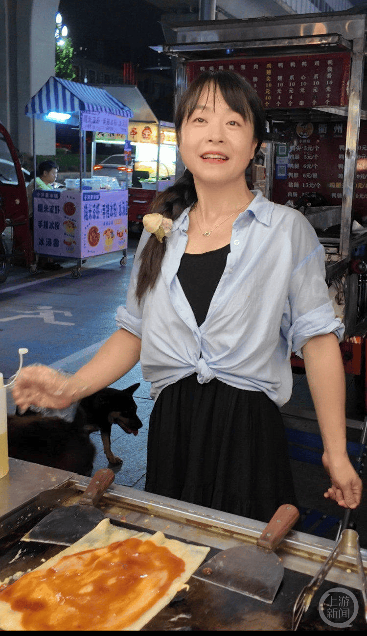 奥地利联赛 _失去双腿的她在夜市摆摊 成奥地利联赛 了夜市里的“团宠”