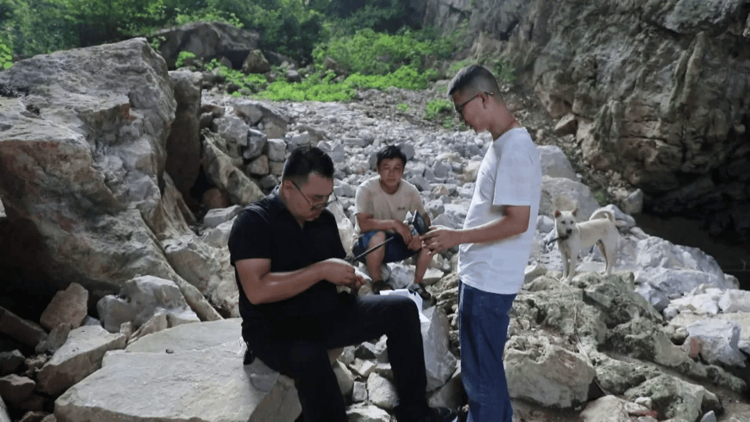 波兰超级联赛_广西一村疑现大型野生动物：脚印如拳大波兰超级联赛，目击者称其黄黑相间，当地已装监测设备