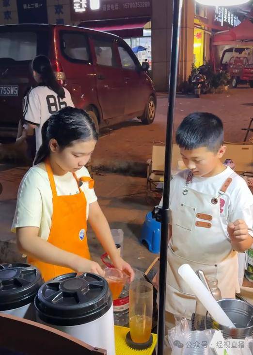 怎么注册皇冠信用网_11岁小学生暑期摆摊卖奶茶月入4000元怎么注册皇冠信用网！母亲回应