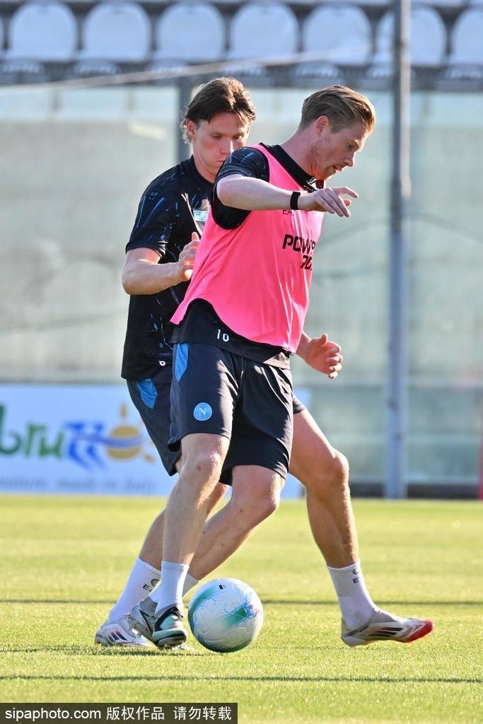 皮尔森vs卡尔维纳_麦克托米奈与德布劳内双星闪耀皮尔森vs卡尔维纳，那不勒斯完胜萨索洛