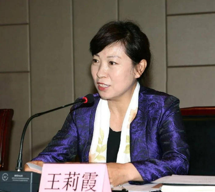 AC米兰vs克雷莫内塞_“换装主席”王莉霞的堕落：从光鲜人设到腐败深渊