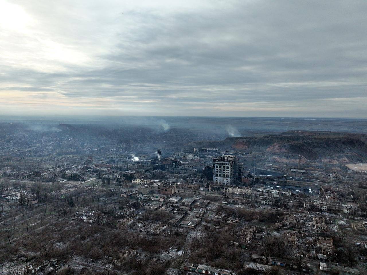 爱沙尼亚甲组联赛_空袭再现！乌军156旅营区30次剧烈爆炸爱沙尼亚甲组联赛，无人机与导弹齐飞，1个旅被一举重创！
