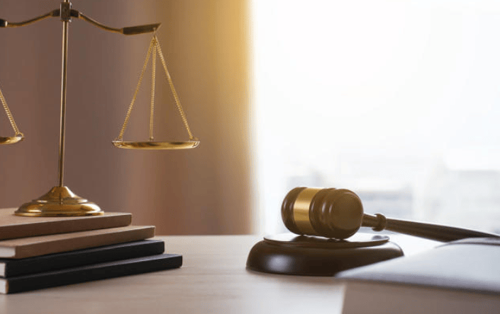 介绍个信用网址多少_老人骑车被小区内踢出的足球撞倒后死亡介绍个信用网址多少，家属起诉踢球人、借车人及物业索赔72万元