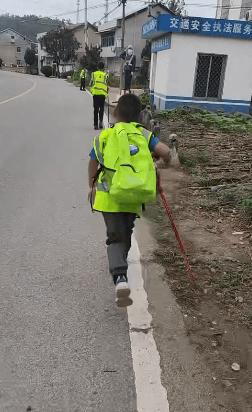 皇冠信用網哪里申请_湖北一男子辞掉月薪2万元工作皇冠信用網哪里申请，带9岁儿子徒步千里，计划60天走到山东……原因让人泪目