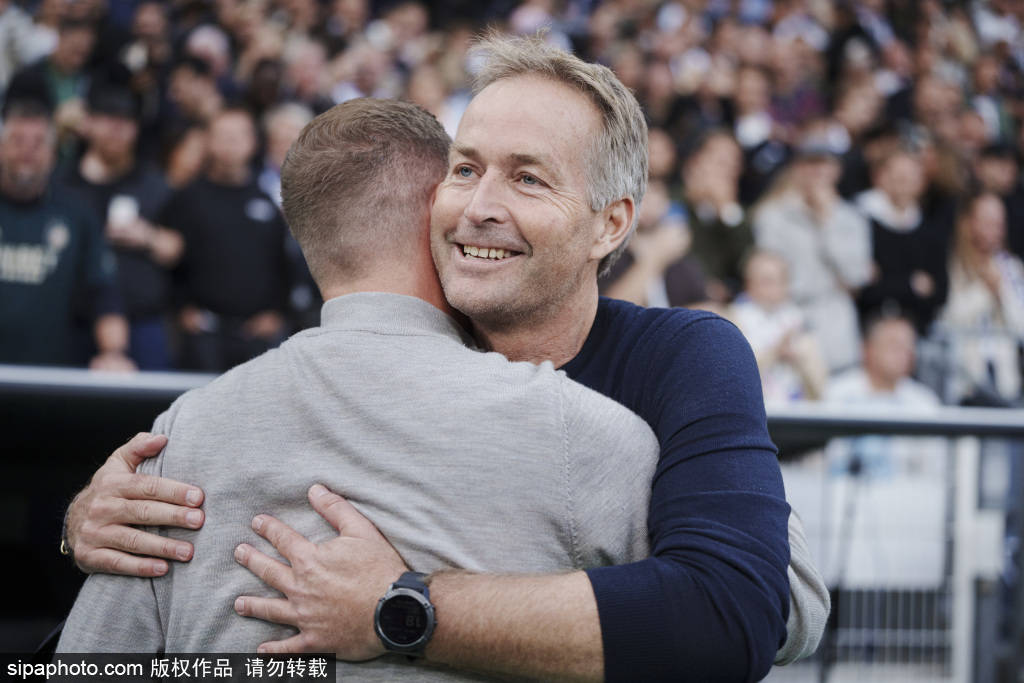 皇冠足球管理平台出租_青岛西海岸俱乐部重罚张呈栋皇冠足球管理平台出租！三停处罚背后的深层原因与影响