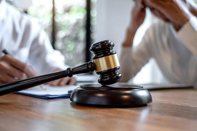 皇冠会员如何申请_妻子发生婚外情皇冠会员如何申请，丈夫持铁锤击打情夫致死 一审判决：属激情犯罪，丈夫无期、妻子五年