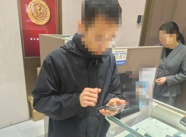 皇冠信用网代理怎么申请_股市套现170万元后皇冠信用网代理怎么申请，杭州男子豪购300克金条！老板当场报警……