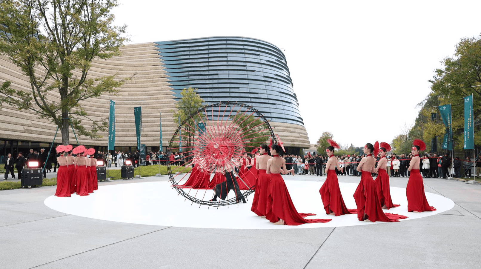 皇冠代理怎么拿
_“舞”动古蜀文明皇冠代理怎么拿
!中国舞蹈家协会“环境舞蹈季”在三星堆惊艳开幕