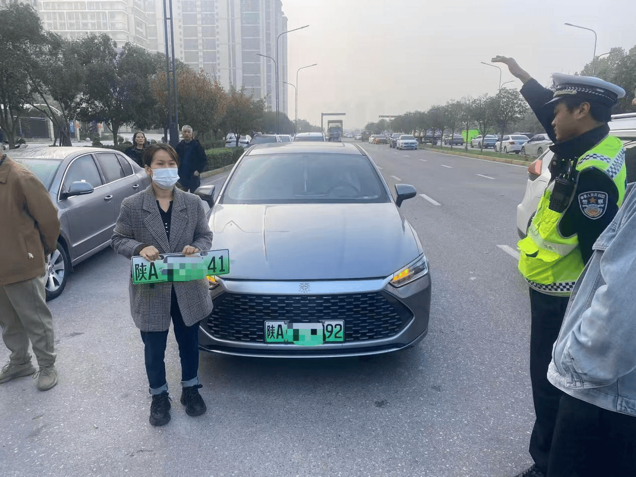 皇冠信用网怎么申请
_陕西一女子套用同小区车牌“蹭”车位 被拘留罚款并记12分