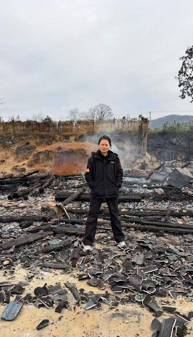 怎么开皇冠信用平台_房子被大火烧光怎么开皇冠信用平台，女子淡定微笑与废墟合影，“只要我爸妈平安！”