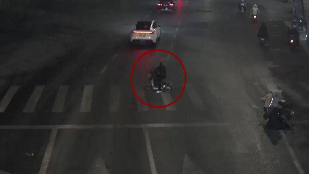 怎么申请皇冠信用网_北京一男子将人撞骨折后逃逸怎么申请皇冠信用网,事后称没时间报警:“怕她耽误我事”