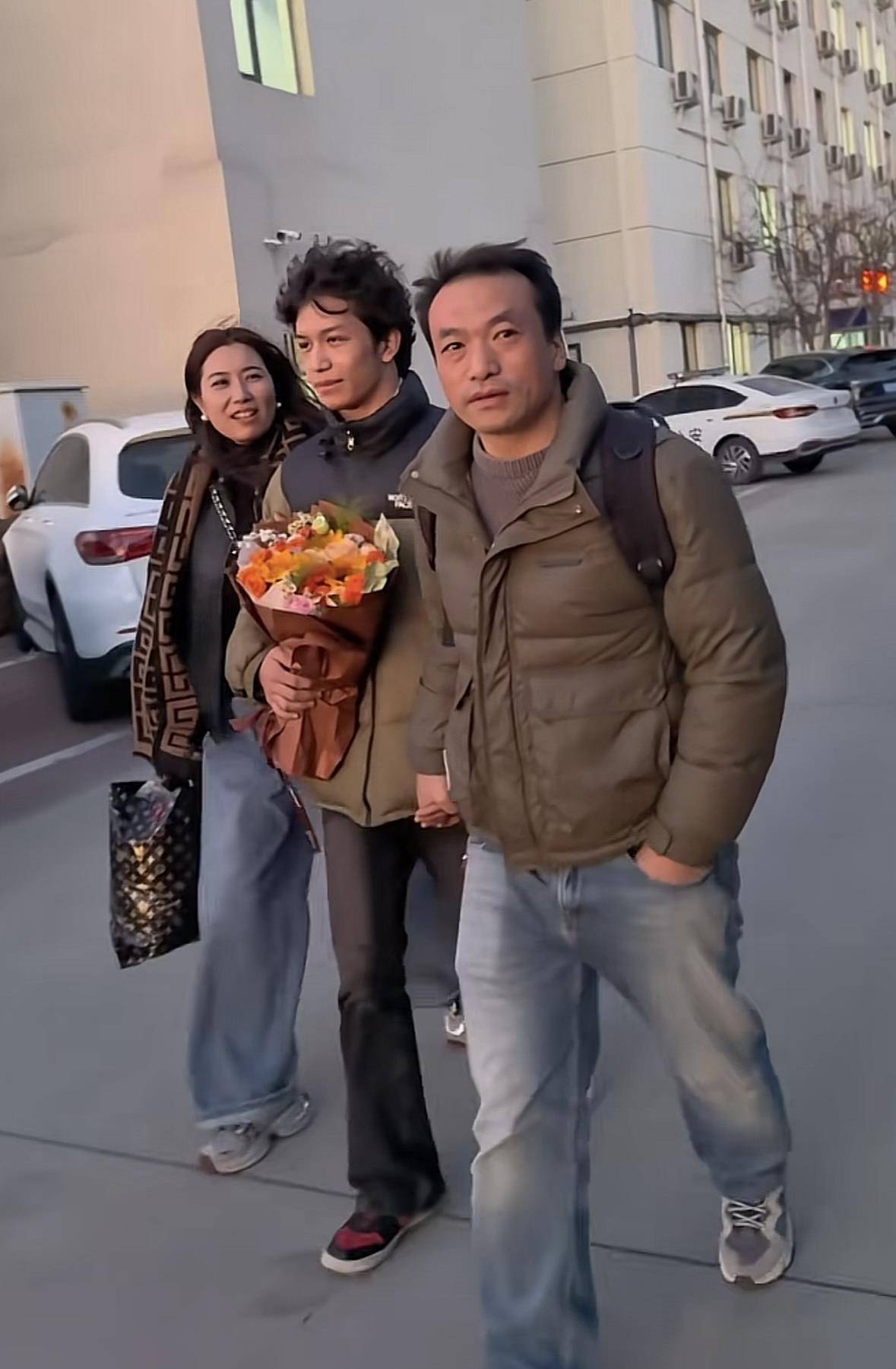 皇冠信用网怎么注册_被拐17年的马仔昊认亲成功！母亲泣不成声拉住手“再也不放开了”皇冠信用网怎么注册，杜小华：替他们开心，相信“小米奇”也一定能找到