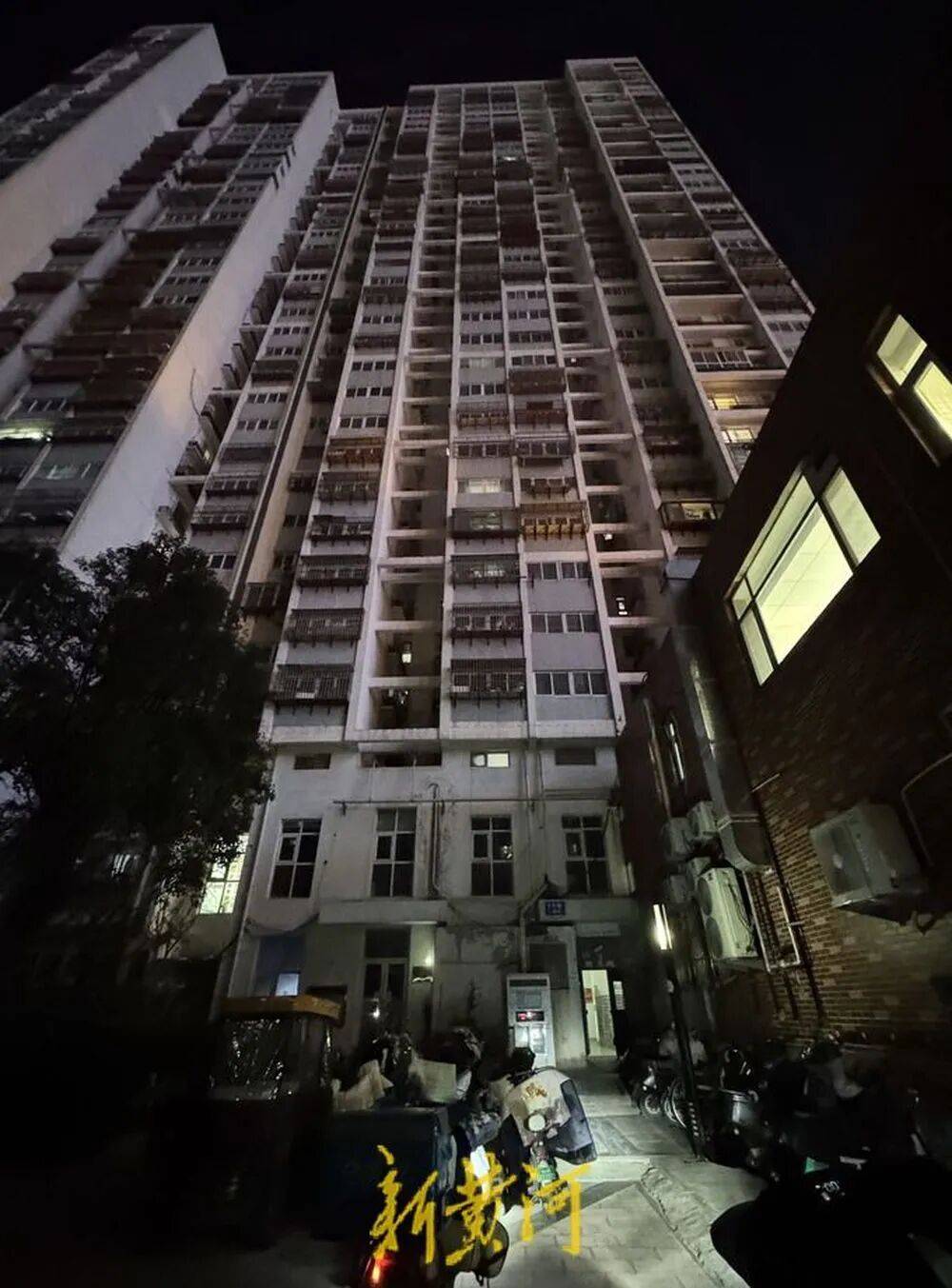 皇冠信用网代理申条件_济南一栋34层住户楼仅一台电梯运行皇冠信用网代理申条件，200余户居民陷“上下两难”，记者实测高峰期顶层下至1层用时超10分钟，多方回应