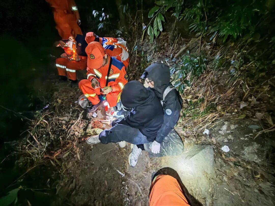 皇冠信用网需要押金吗_广东两女子体力不支皇冠信用网需要押金吗，被驴友抛弃荒野，遭遇惊魂一夜