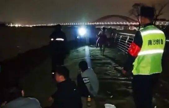 皇冠信用网平台
_广州一男子晚上散步时发现女子怀抱婴儿落水皇冠信用网平台
,马上冲下江将其拖回岸边!